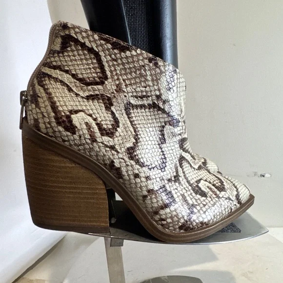 Vince Camuto Ginsel Snake Print Leather Bootie Boot Womens size 9 - Picture 5 of 9